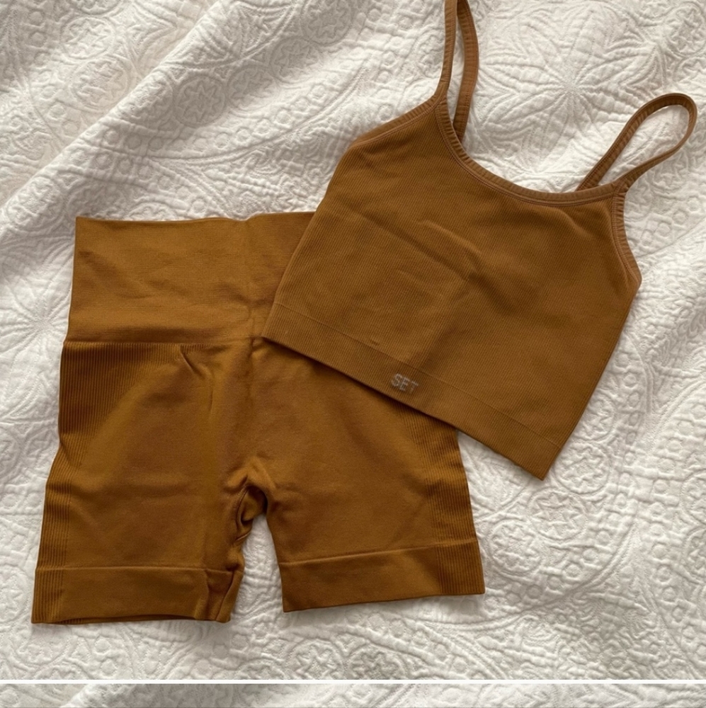Set active scupltflex bike shorts and ribbed v bra